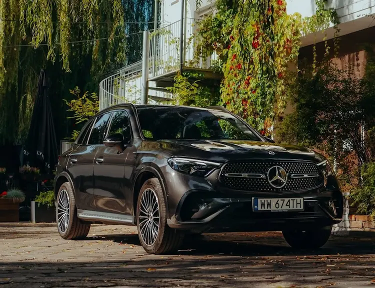 Nowy Mercedes-Benz GLC 200 SUV (2025) w kolorze srebrnym, widok z boku