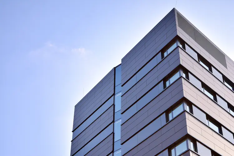 Nowoczesny biurowiec banku na tle nieba – ilustracja do artykułu o wyroku w sprawie WIBOR.