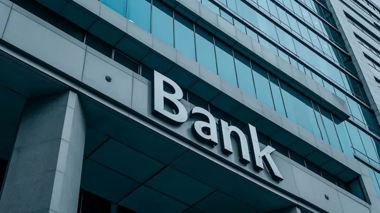 Nowoczesny budynek banku z napisem "Bank" na fasadzie – wyzwania i skala polskiego sektora bankowego w 2026 roku.